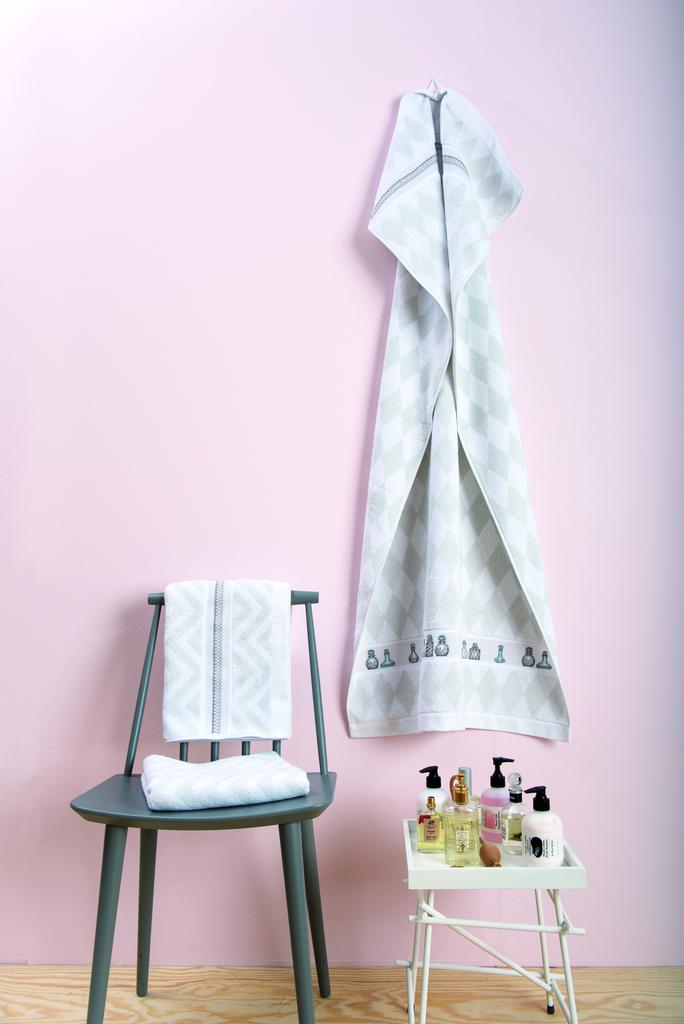 Magazine Point de Croix N°55 (Jan/Fév 2016) : grilles pour personnaliser serviettes, nappes et linge de maison. Motifs élégants par César Editions.