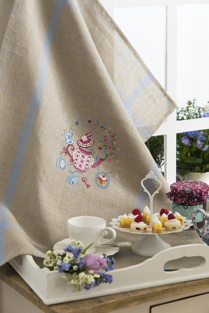 Magazine Point de Croix N°57 (Mai/Juin 2016) : motifs printaniers, oiseaux, fleurs et nappes brodées. Grilles inédites par César Editions.