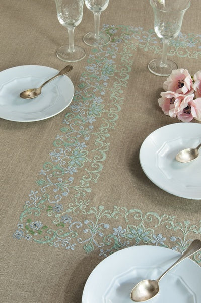 Nappe carrée 100% lin naturel, 12 fils/cm, env. 140x140 cm, à broder. Fabrication française. Grille dans le mook Si Versailles m’était conté.