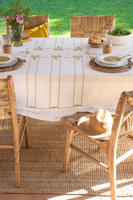 Nappe 100% coton unifil blanc brodable, 147x215 cm, motif fleurs. Confectionnée en France. Grille dans Création Point de Croix n°95.