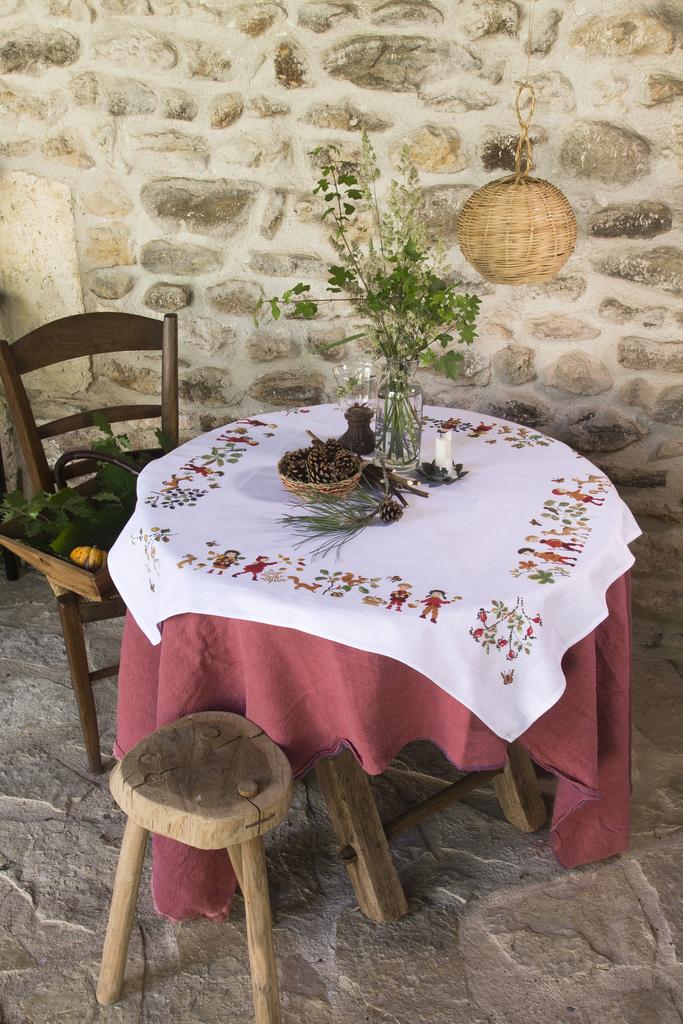 Nappe Aïda 5,5 pts/cm 88x88 cm à broder au point de croix. Fabrication française. Grille dans Création Point de Croix n°102.