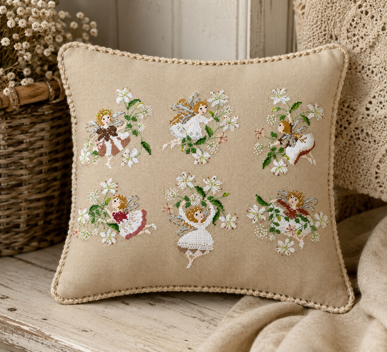 Grille point de croix Perrette Samouiloff – Petites fées. 228 x 154 points, toile bis ou de couleur. Point de croix et piqûre. Broderie féerique et romantique.