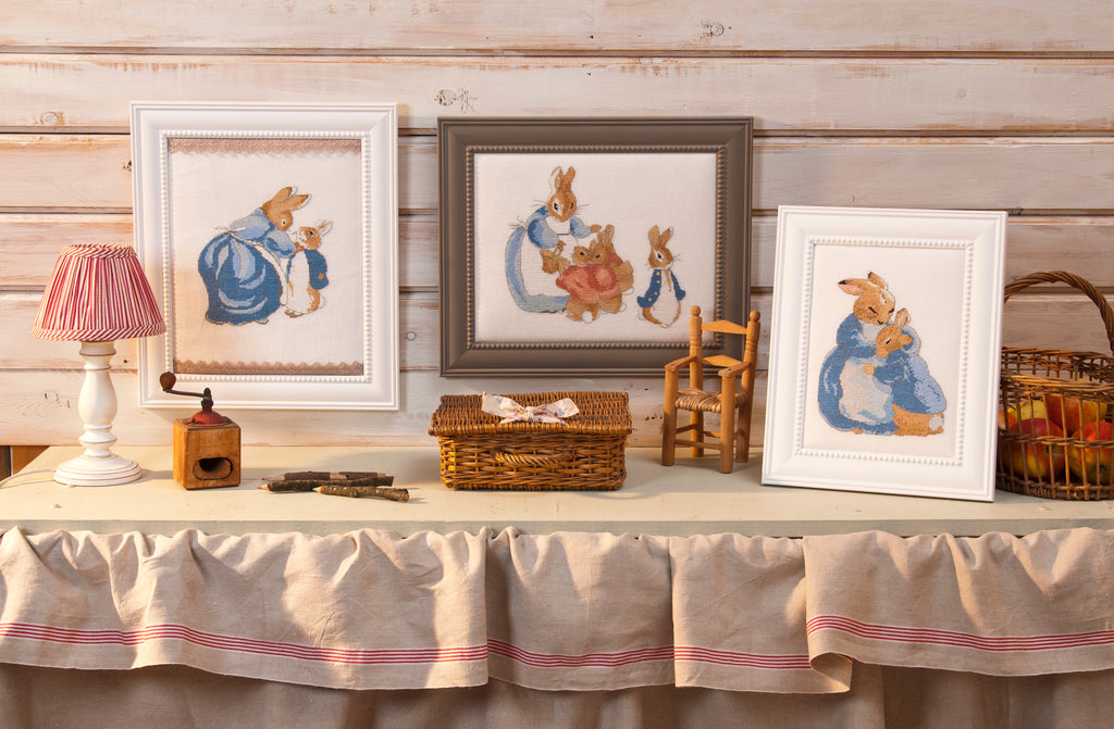 Mook point de croix : +50 motifs Pierrot-Lapin inspirés de Beatrix Potter — scénettes tendres et malicieuses à broder sur bavoir, cadre, cape de bain et accessoires.