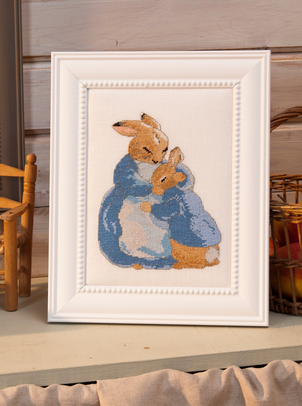 Mook point de croix : +50 motifs Pierrot-Lapin inspirés de Beatrix Potter — scénettes tendres et malicieuses à broder sur bavoir, cadre, cape de bain et accessoires.