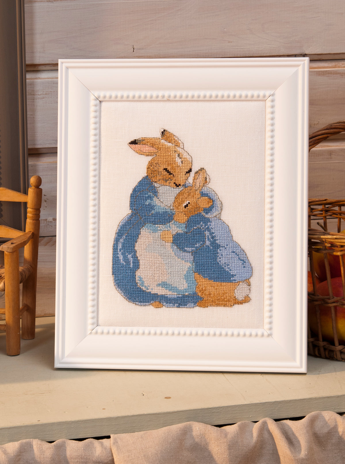 Mook point de croix : +50 motifs Pierrot-Lapin inspirés de Beatrix Potter — scénettes tendres et malicieuses à broder sur bavoir, cadre, cape de bain et accessoires.