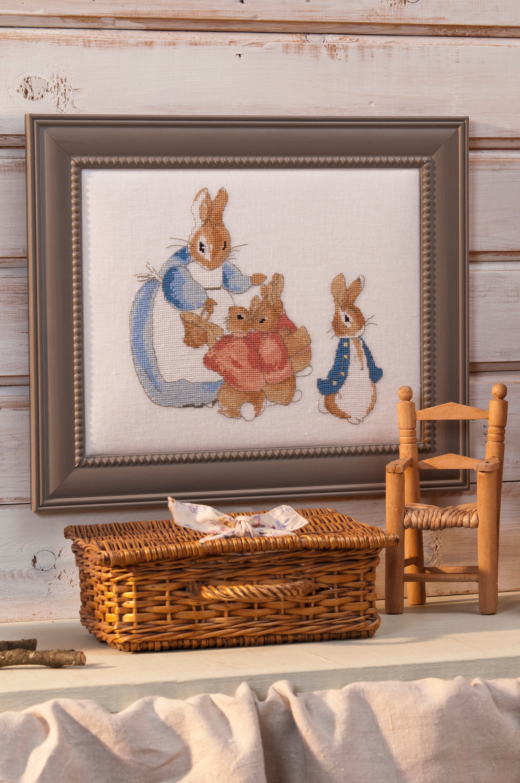 Mook point de croix : +50 motifs Pierrot-Lapin inspirés de Beatrix Potter — scénettes tendres et malicieuses à broder sur bavoir, cadre, cape de bain et accessoires.