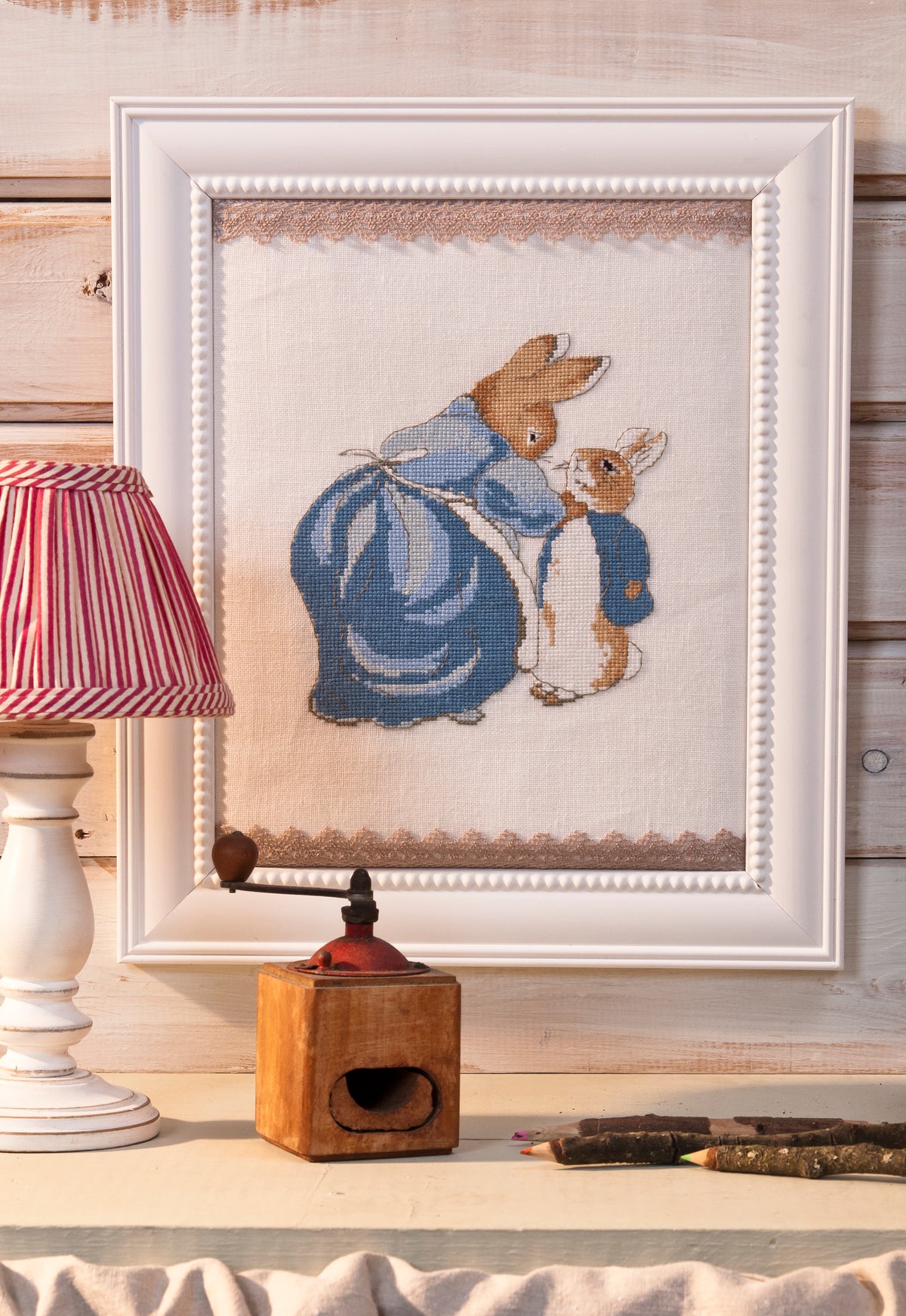 Mook point de croix : +50 motifs Pierrot-Lapin inspirés de Beatrix Potter — scénettes tendres et malicieuses à broder sur bavoir, cadre, cape de bain et accessoires.
