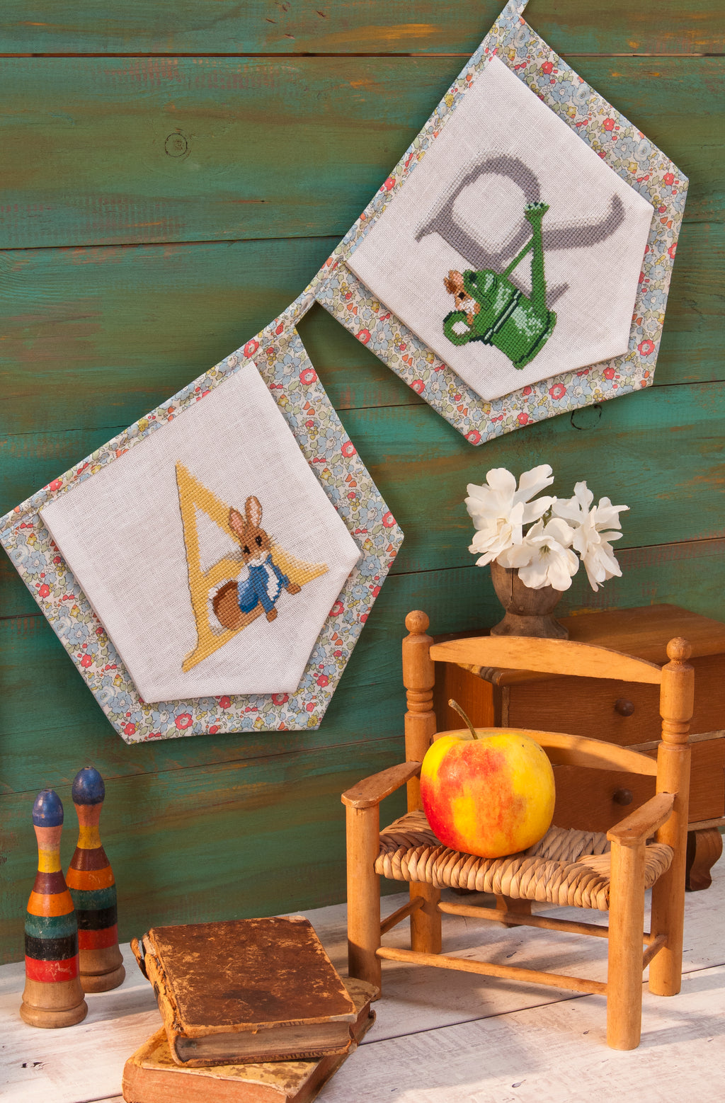 Mook point de croix : +50 motifs Pierrot-Lapin inspirés de Beatrix Potter — scénettes tendres et malicieuses à broder sur bavoir, cadre, cape de bain et accessoires.