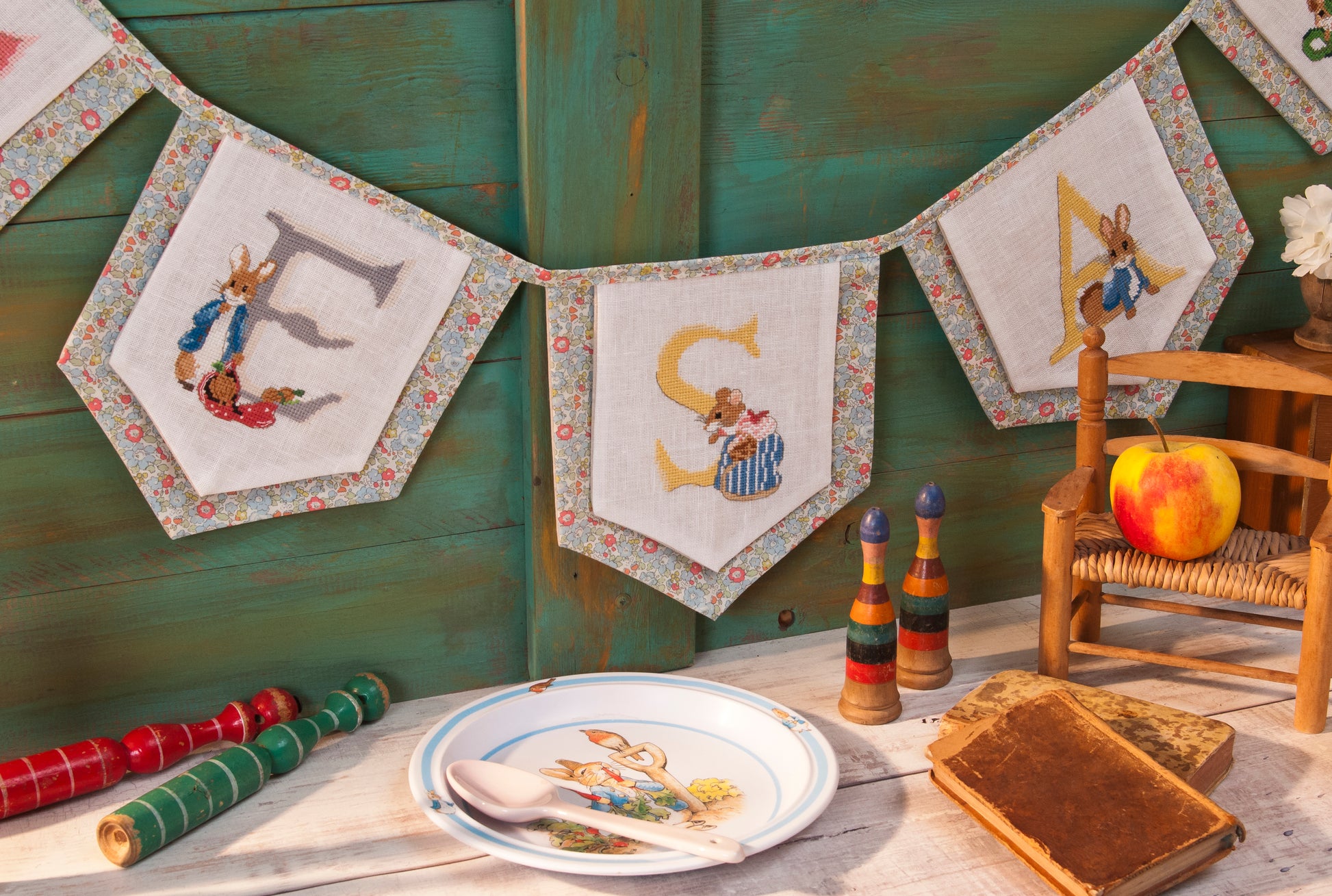 Mook point de croix : +50 motifs Pierrot-Lapin inspirés de Beatrix Potter — scénettes tendres et malicieuses à broder sur bavoir, cadre, cape de bain et accessoires.