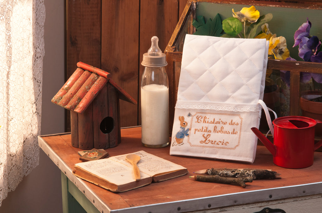 Mook point de croix : +50 motifs Pierrot-Lapin inspirés de Beatrix Potter — scénettes tendres et malicieuses à broder sur bavoir, cadre, cape de bain et accessoires.