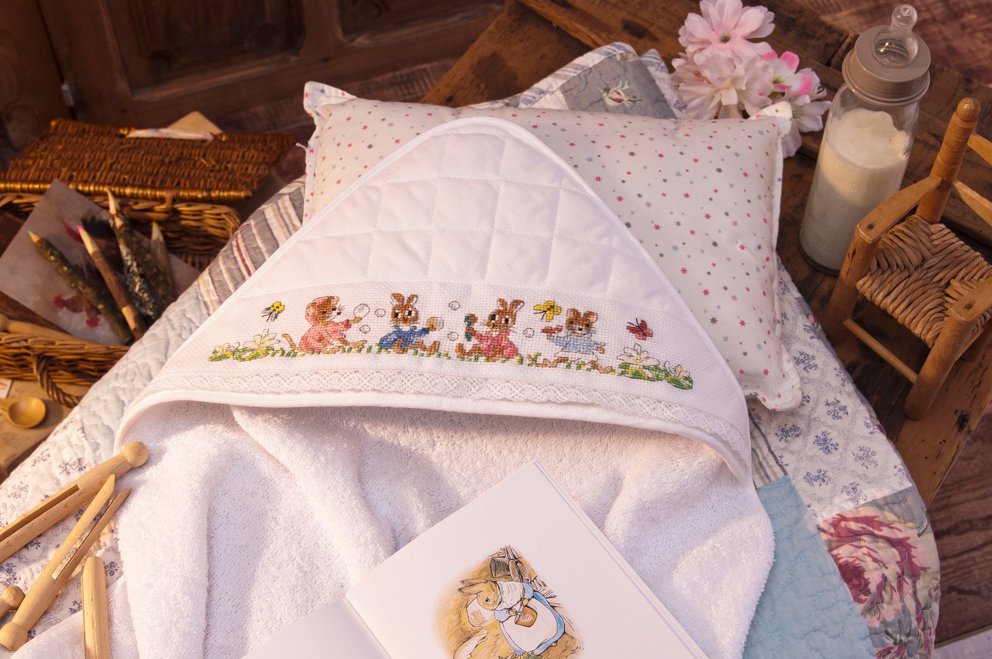 Mook point de croix : +50 motifs Pierrot-Lapin inspirés de Beatrix Potter — scénettes tendres et malicieuses à broder sur bavoir, cadre, cape de bain et accessoires.