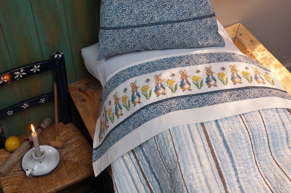Mook point de croix : +50 motifs Pierrot-Lapin inspirés de Beatrix Potter — scénettes tendres et malicieuses à broder sur bavoir, cadre, cape de bain et accessoires.