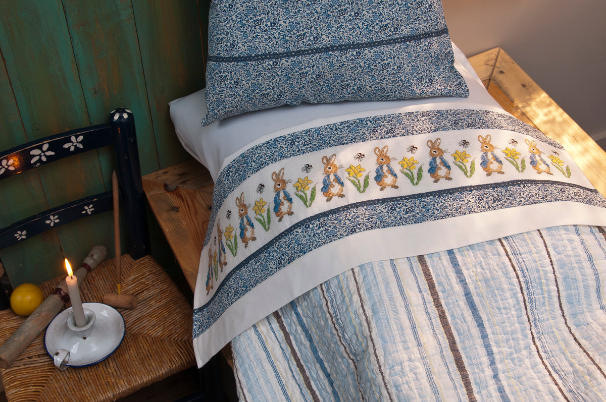 Mook point de croix : +50 motifs Pierrot-Lapin inspirés de Beatrix Potter — scénettes tendres et malicieuses à broder sur bavoir, cadre, cape de bain et accessoires.