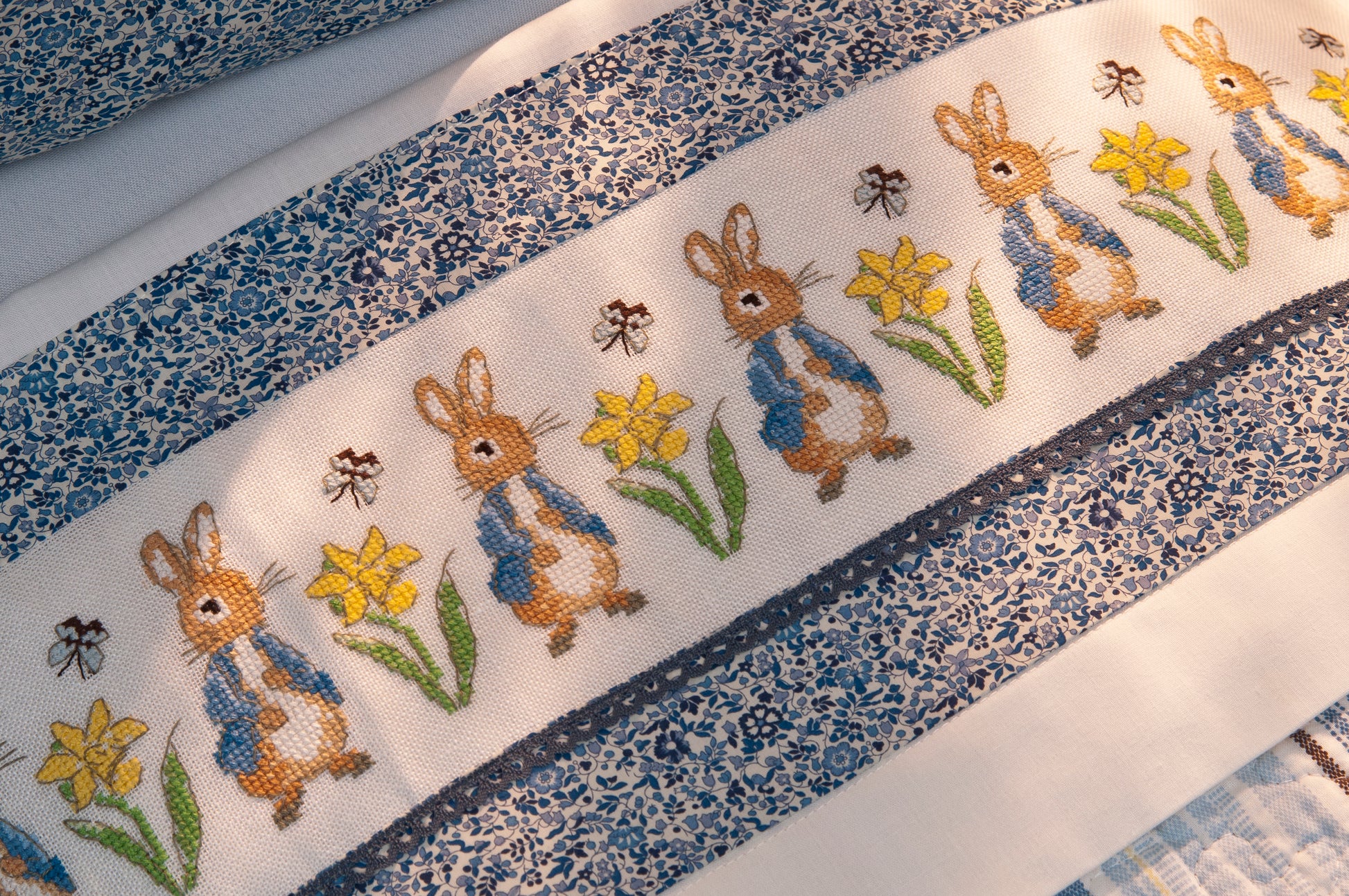Mook point de croix : +50 motifs Pierrot-Lapin inspirés de Beatrix Potter — scénettes tendres et malicieuses à broder sur bavoir, cadre, cape de bain et accessoires.