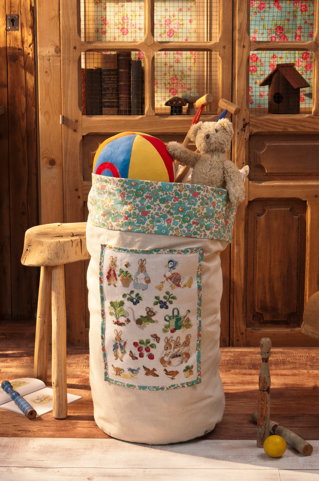 Mook point de croix : +50 motifs Pierrot-Lapin inspirés de Beatrix Potter — scénettes tendres et malicieuses à broder sur bavoir, cadre, cape de bain et accessoires.