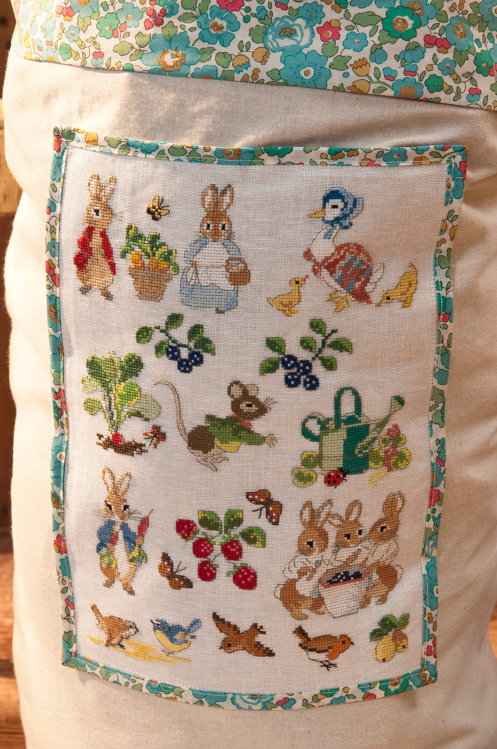 Mook point de croix : +50 motifs Pierrot-Lapin inspirés de Beatrix Potter — scénettes tendres et malicieuses à broder sur bavoir, cadre, cape de bain et accessoires.