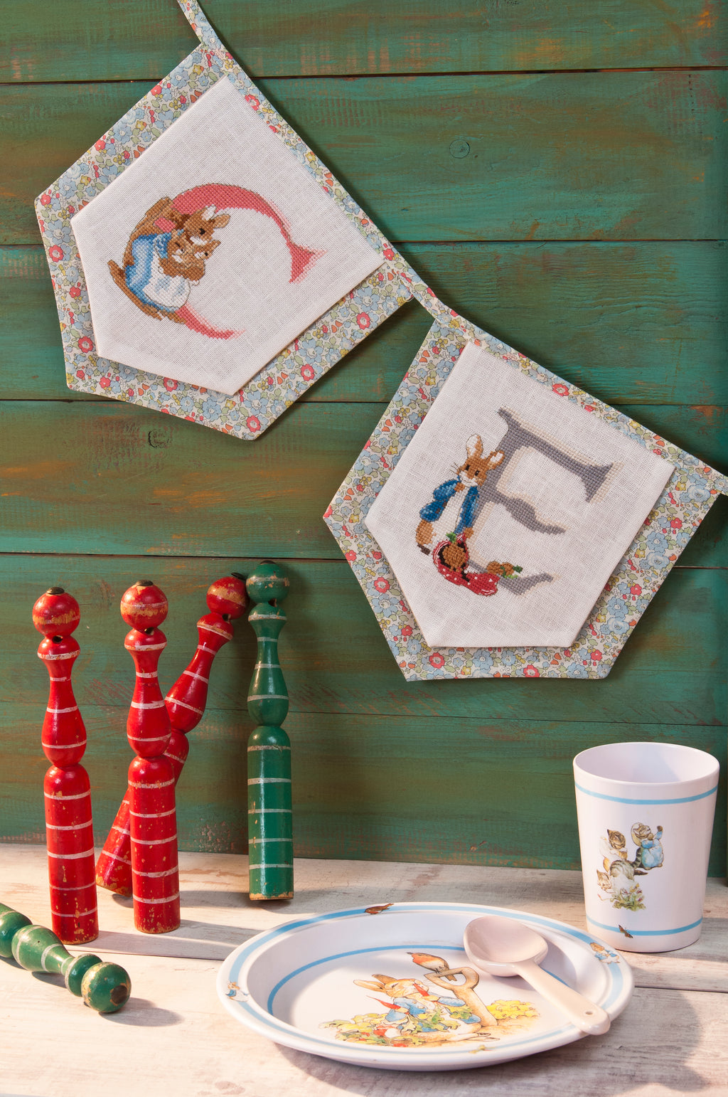 Mook point de croix : +50 motifs Pierrot-Lapin inspirés de Beatrix Potter — scénettes tendres et malicieuses à broder sur bavoir, cadre, cape de bain et accessoires.
