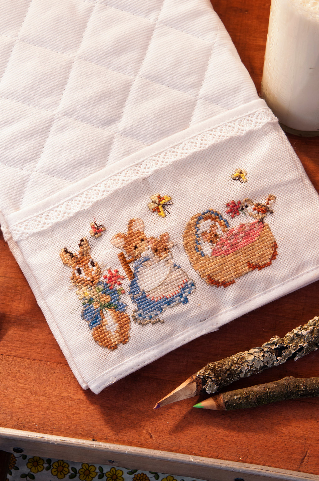 Mook point de croix : +50 motifs Pierrot-Lapin inspirés de Beatrix Potter — scénettes tendres et malicieuses à broder sur bavoir, cadre, cape de bain et accessoires.