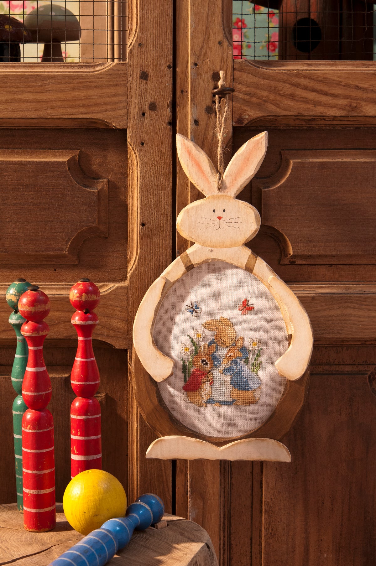 Mook point de croix : +50 motifs Pierrot-Lapin inspirés de Beatrix Potter — scénettes tendres et malicieuses à broder sur bavoir, cadre, cape de bain et accessoires.