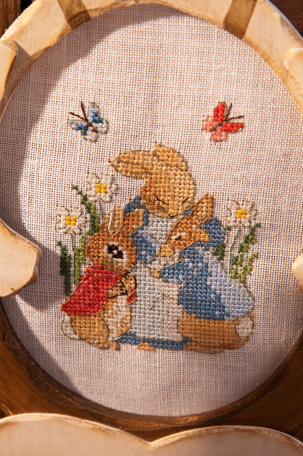 Mook point de croix : +50 motifs Pierrot-Lapin inspirés de Beatrix Potter — scénettes tendres et malicieuses à broder sur bavoir, cadre, cape de bain et accessoires.