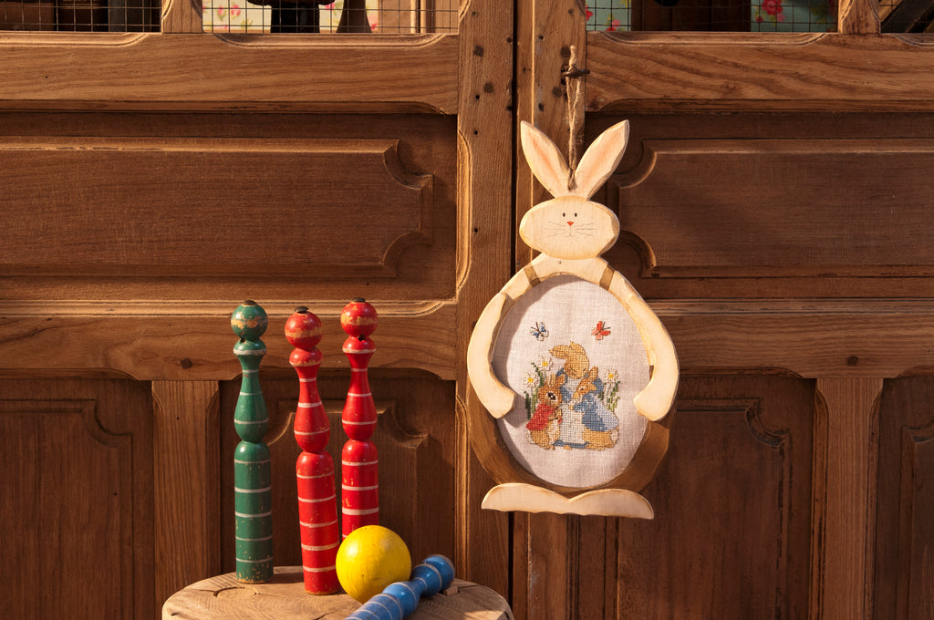 Mook point de croix : +50 motifs Pierrot-Lapin inspirés de Beatrix Potter — scénettes tendres et malicieuses à broder sur bavoir, cadre, cape de bain et accessoires.