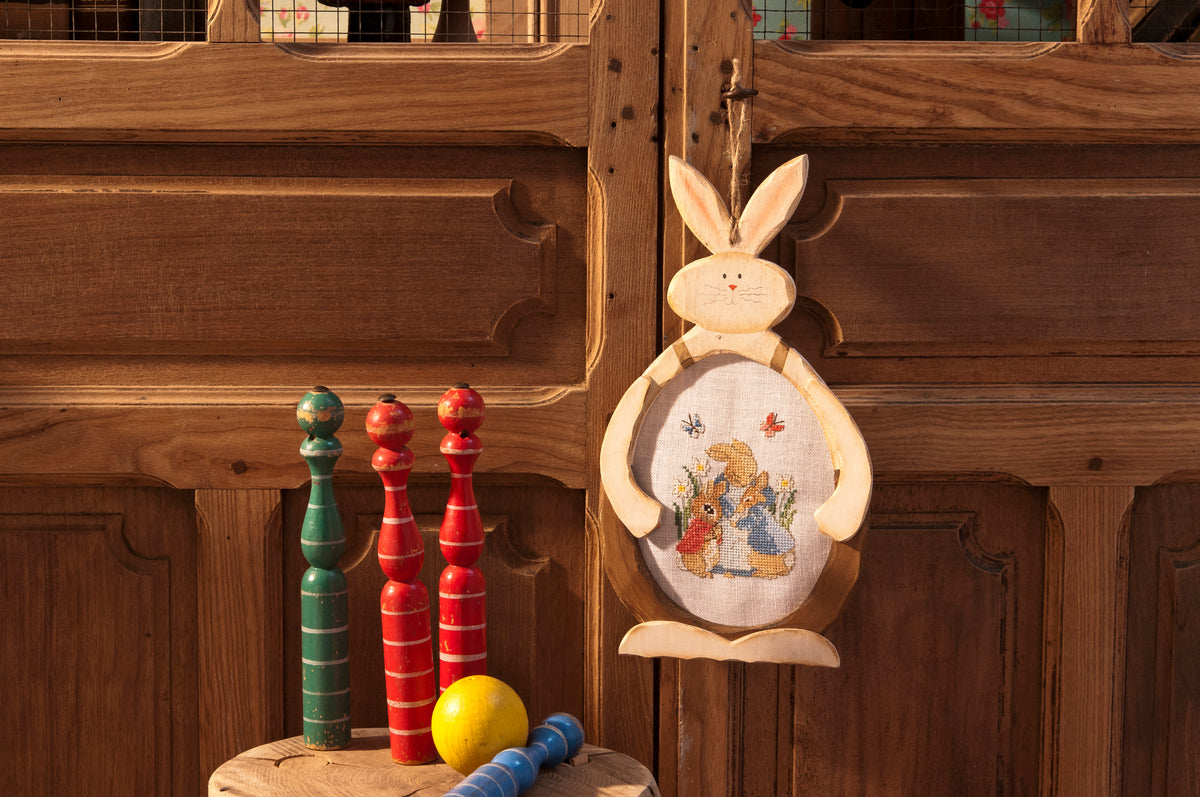 Mook point de croix : +50 motifs Pierrot-Lapin inspirés de Beatrix Potter — scénettes tendres et malicieuses à broder sur bavoir, cadre, cape de bain et accessoires.