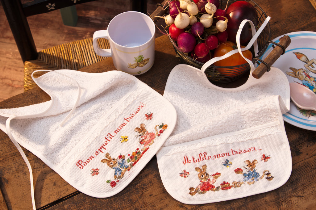 Mook point de croix : +50 motifs Pierrot-Lapin inspirés de Beatrix Potter — scénettes tendres et malicieuses à broder sur bavoir, cadre, cape de bain et accessoires.