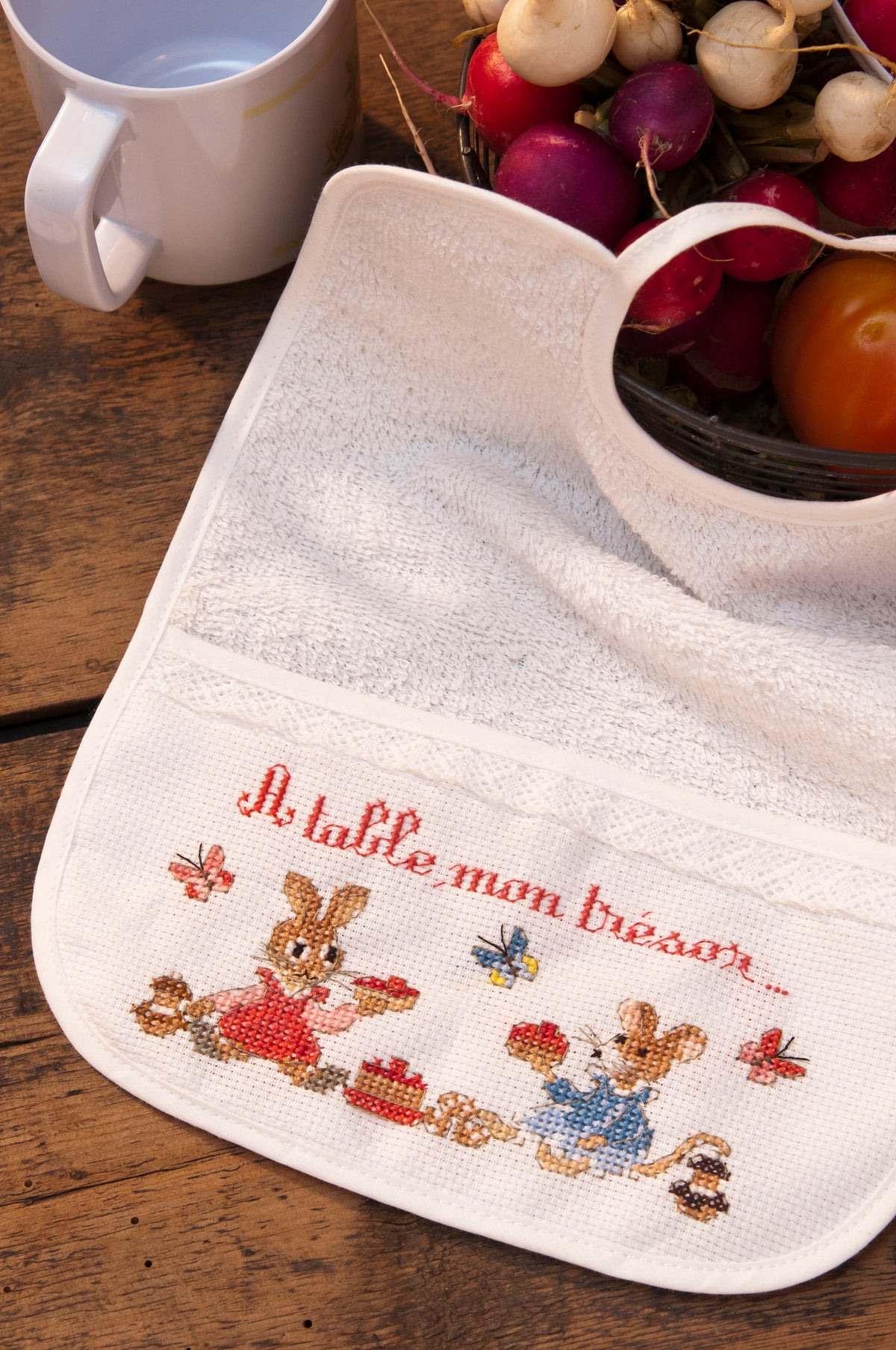 Mook point de croix : +50 motifs Pierrot-Lapin inspirés de Beatrix Potter — scénettes tendres et malicieuses à broder sur bavoir, cadre, cape de bain et accessoires.