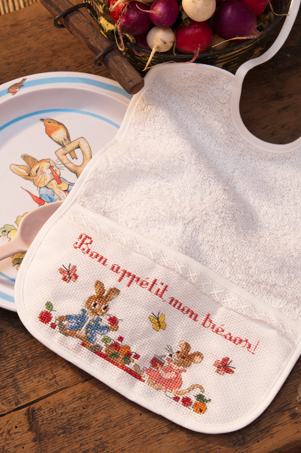 Mook point de croix : +50 motifs Pierrot-Lapin inspirés de Beatrix Potter — scénettes tendres et malicieuses à broder sur bavoir, cadre, cape de bain et accessoires.