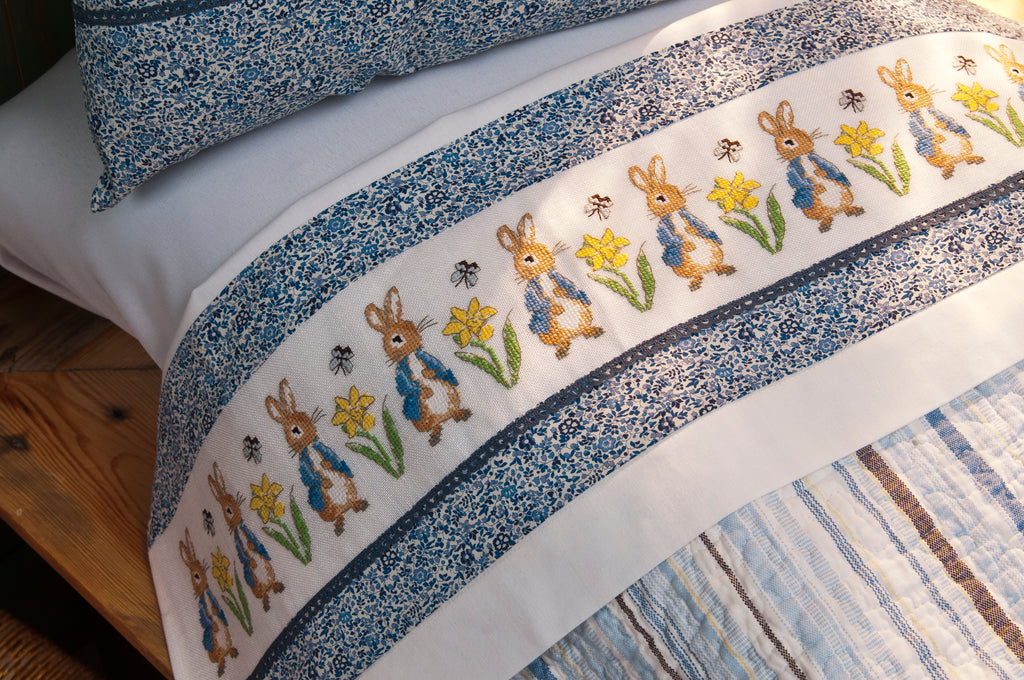 Mook point de croix : +50 motifs Pierrot-Lapin inspirés de Beatrix Potter — scénettes tendres et malicieuses à broder sur bavoir, cadre, cape de bain et accessoires.