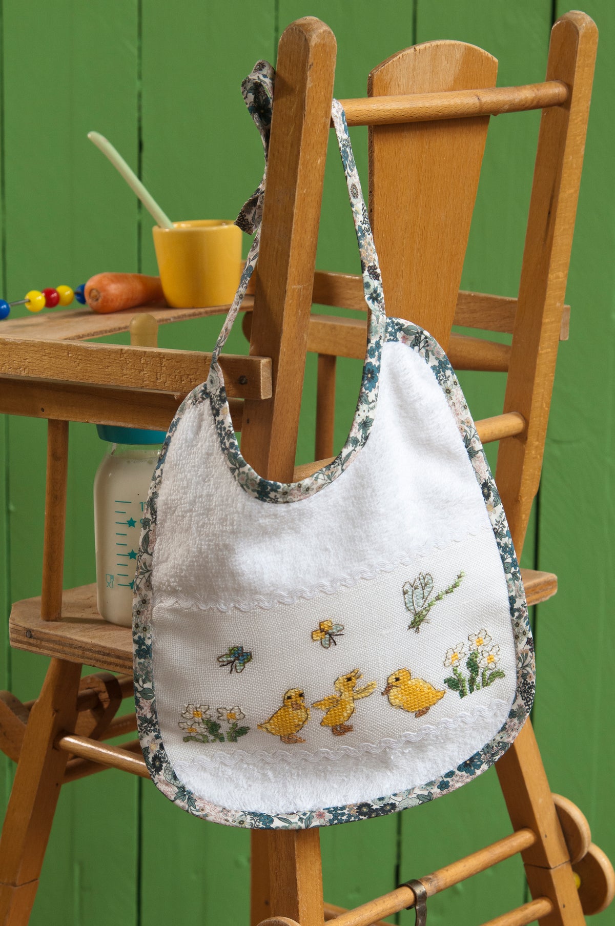 Mook point de croix : 20 motifs Pierrot-Lapin pour broder le trousseau de bébé — cape de bain, bavoirs, jouets — avec tissus Liberty et charme désuet.
