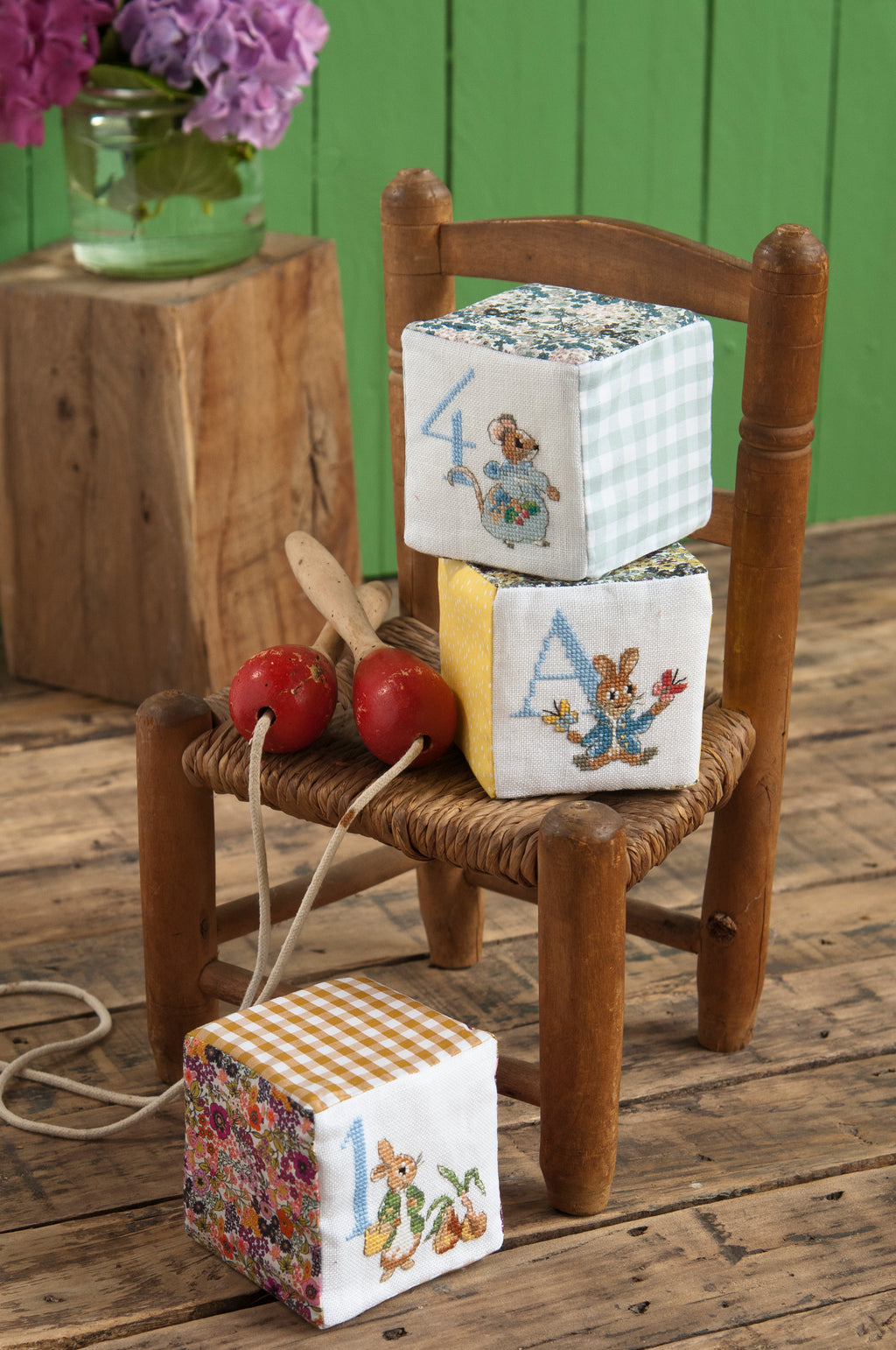 Mook point de croix : 20 motifs Pierrot-Lapin pour broder le trousseau de bébé — cape de bain, bavoirs, jouets — avec tissus Liberty et charme désuet.