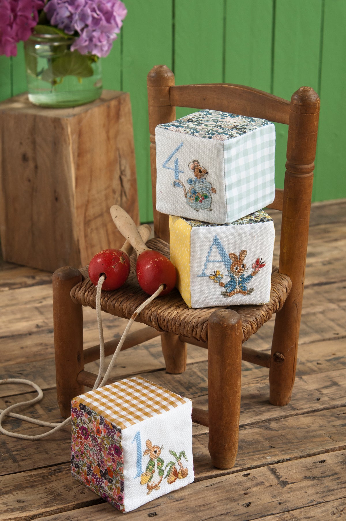 Mook point de croix : 20 motifs Pierrot-Lapin pour broder le trousseau de bébé — cape de bain, bavoirs, jouets — avec tissus Liberty et charme désuet.