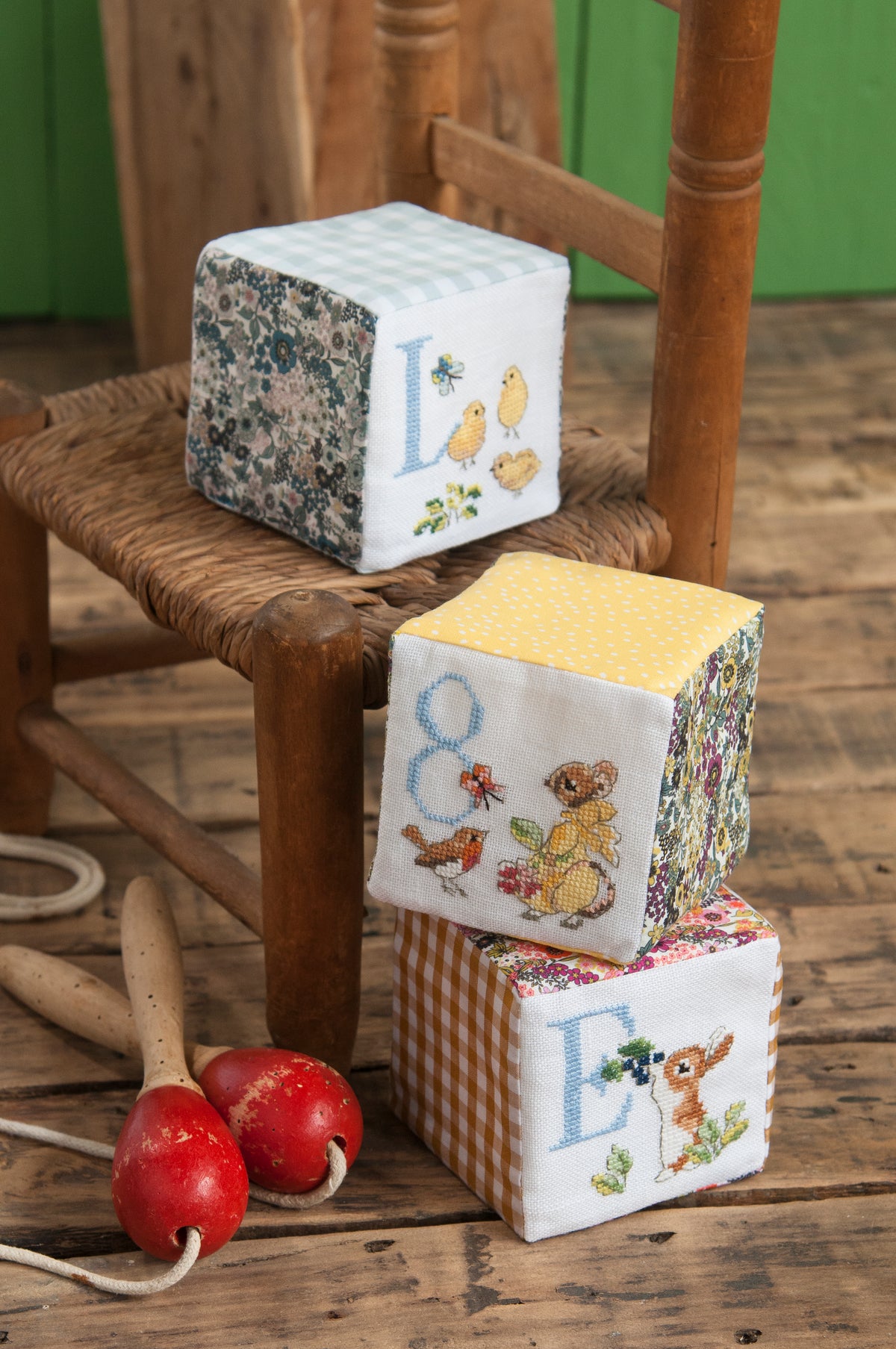 Mook point de croix : 20 motifs Pierrot-Lapin pour broder le trousseau de bébé — cape de bain, bavoirs, jouets — avec tissus Liberty et charme désuet.