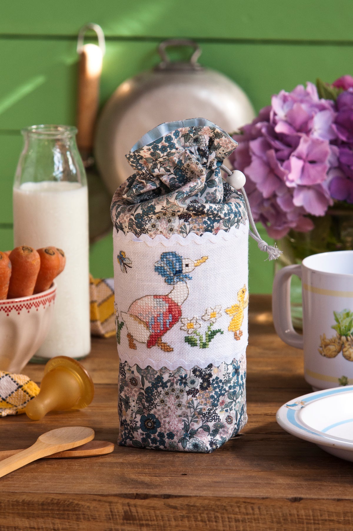 Mook point de croix : 20 motifs Pierrot-Lapin pour broder le trousseau de bébé — cape de bain, bavoirs, jouets — avec tissus Liberty et charme désuet.