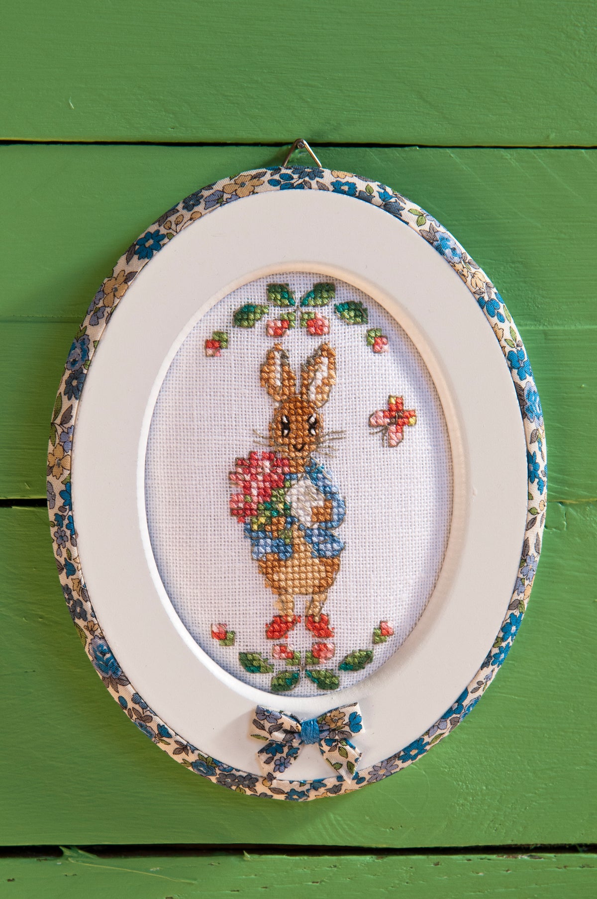 Mook point de croix : 20 motifs Pierrot-Lapin pour broder le trousseau de bébé — cape de bain, bavoirs, jouets — avec tissus Liberty et charme désuet.
