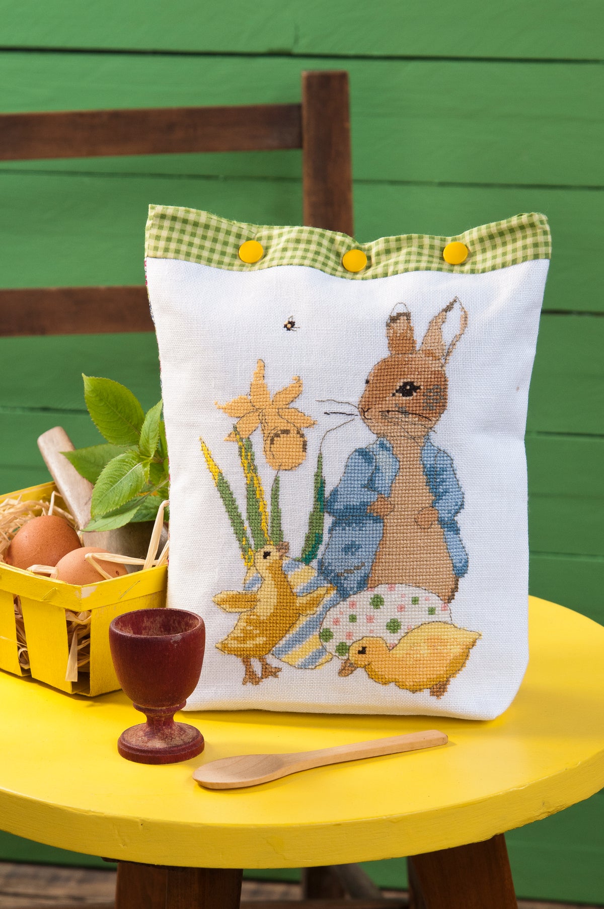 Mook point de croix : 20 motifs Pierrot-Lapin pour broder le trousseau de bébé — cape de bain, bavoirs, jouets — avec tissus Liberty et charme désuet.