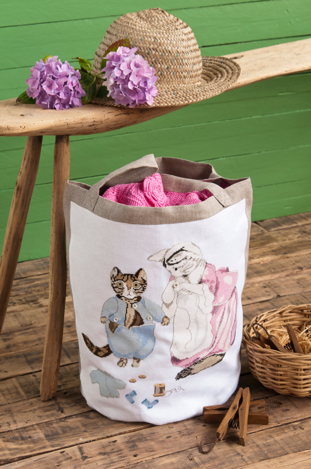 Mook point de croix : 20 motifs Pierrot-Lapin pour broder le trousseau de bébé — cape de bain, bavoirs, jouets — avec tissus Liberty et charme désuet.