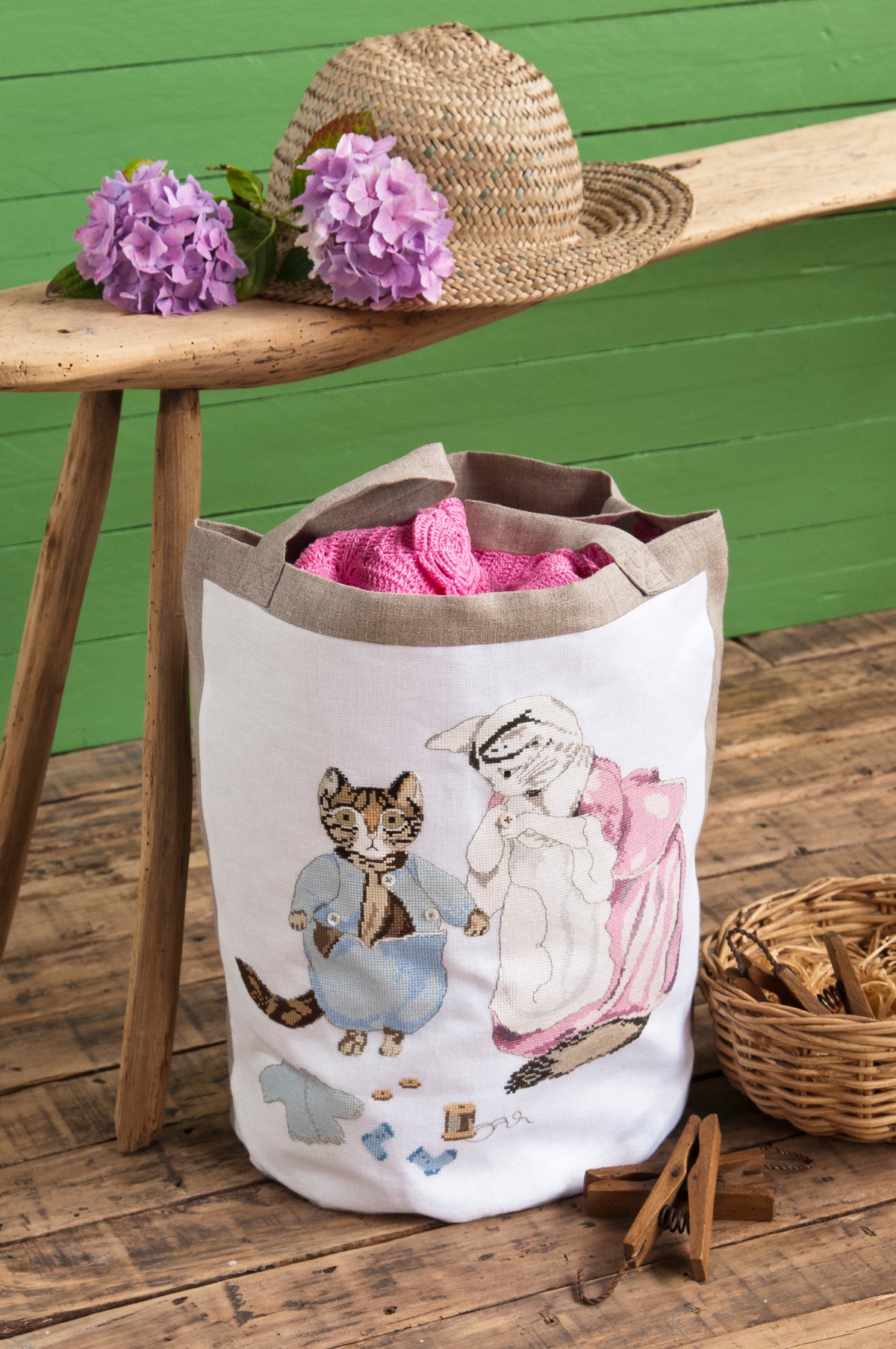 Mook point de croix : 20 motifs Pierrot-Lapin pour broder le trousseau de bébé — cape de bain, bavoirs, jouets — avec tissus Liberty et charme désuet.
