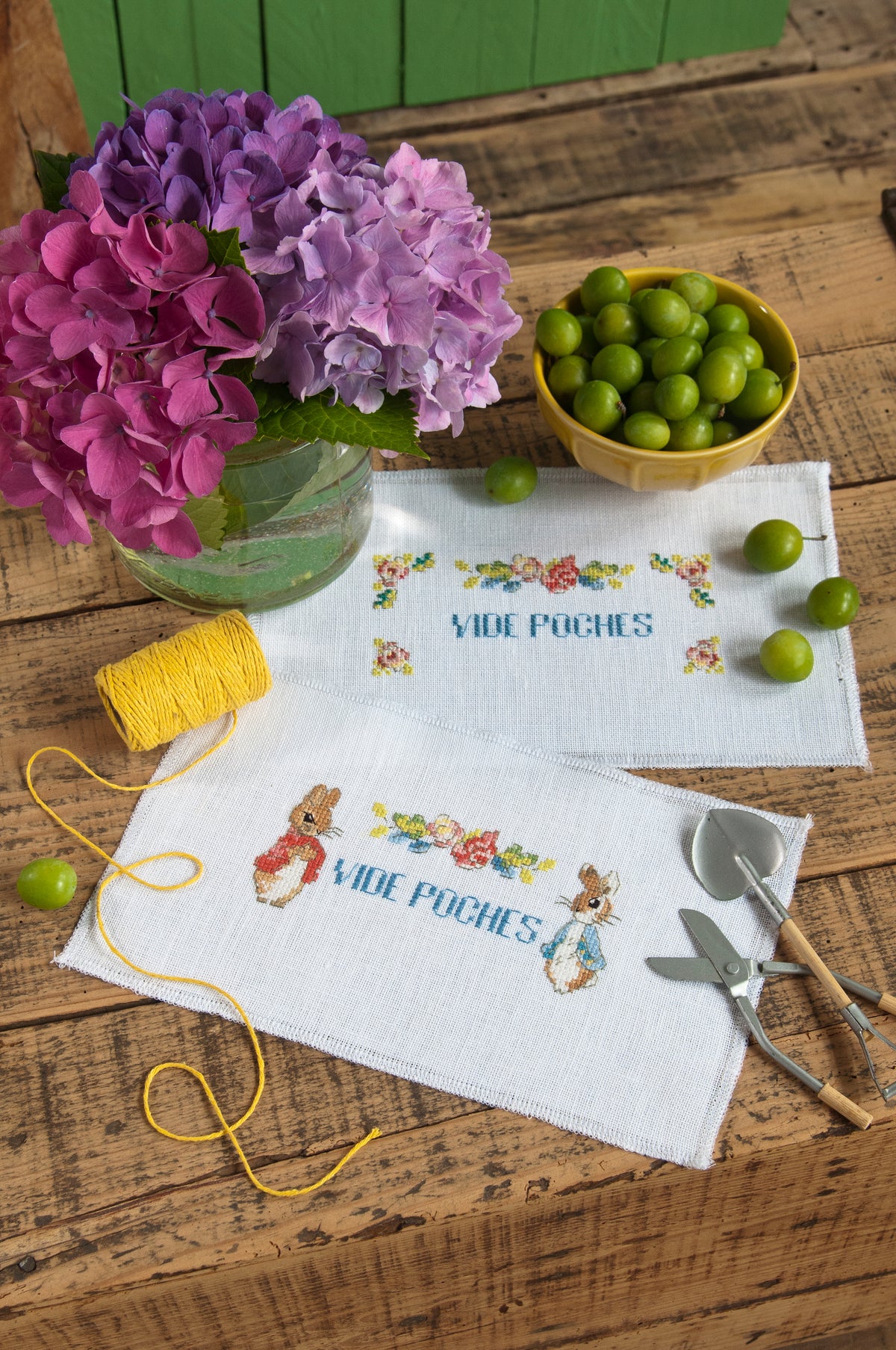 Mook point de croix : 20 motifs Pierrot-Lapin pour broder le trousseau de bébé — cape de bain, bavoirs, jouets — avec tissus Liberty et charme désuet.