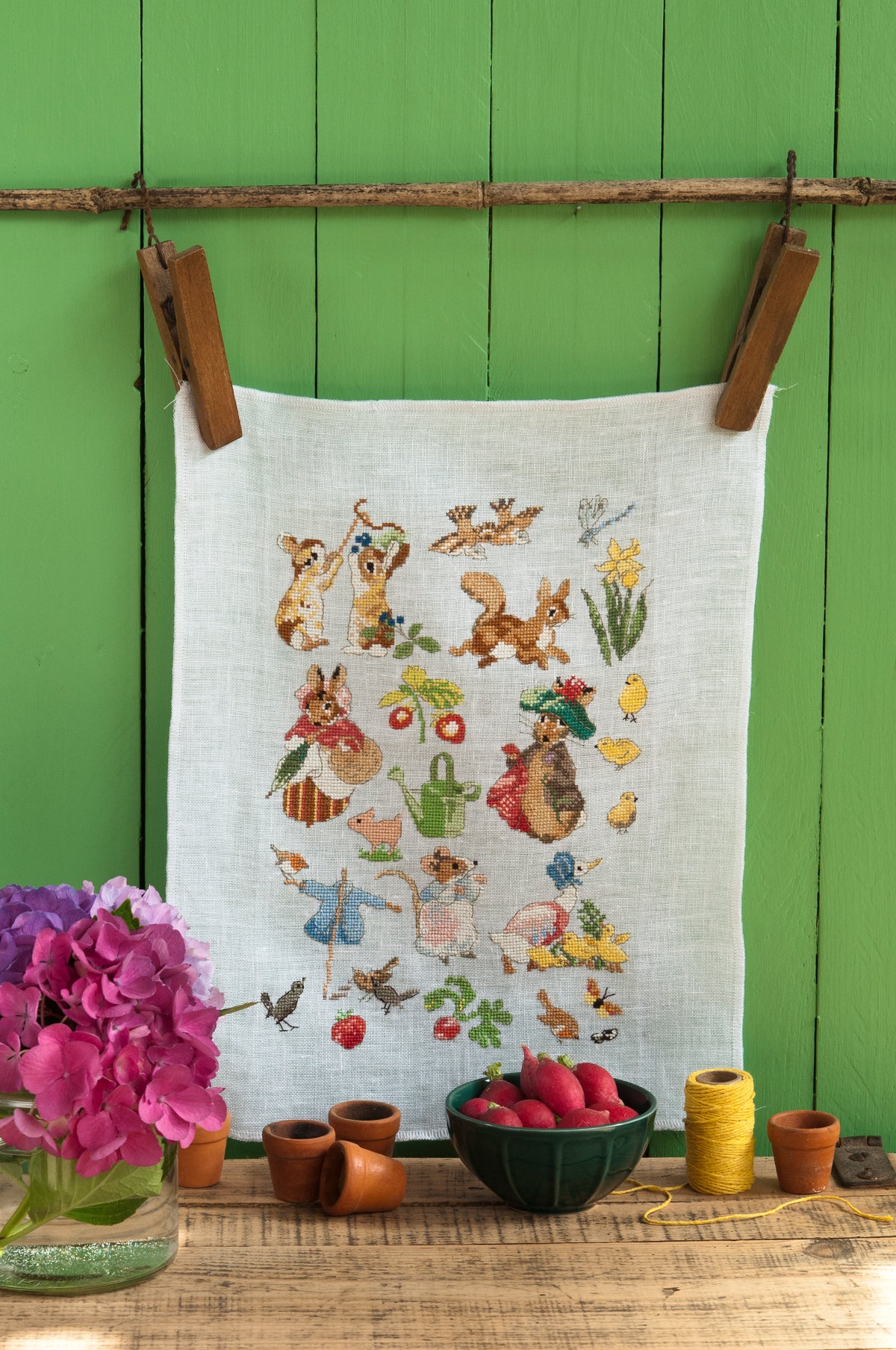 Mook point de croix : 20 motifs Pierrot-Lapin pour broder le trousseau de bébé — cape de bain, bavoirs, jouets — avec tissus Liberty et charme désuet.