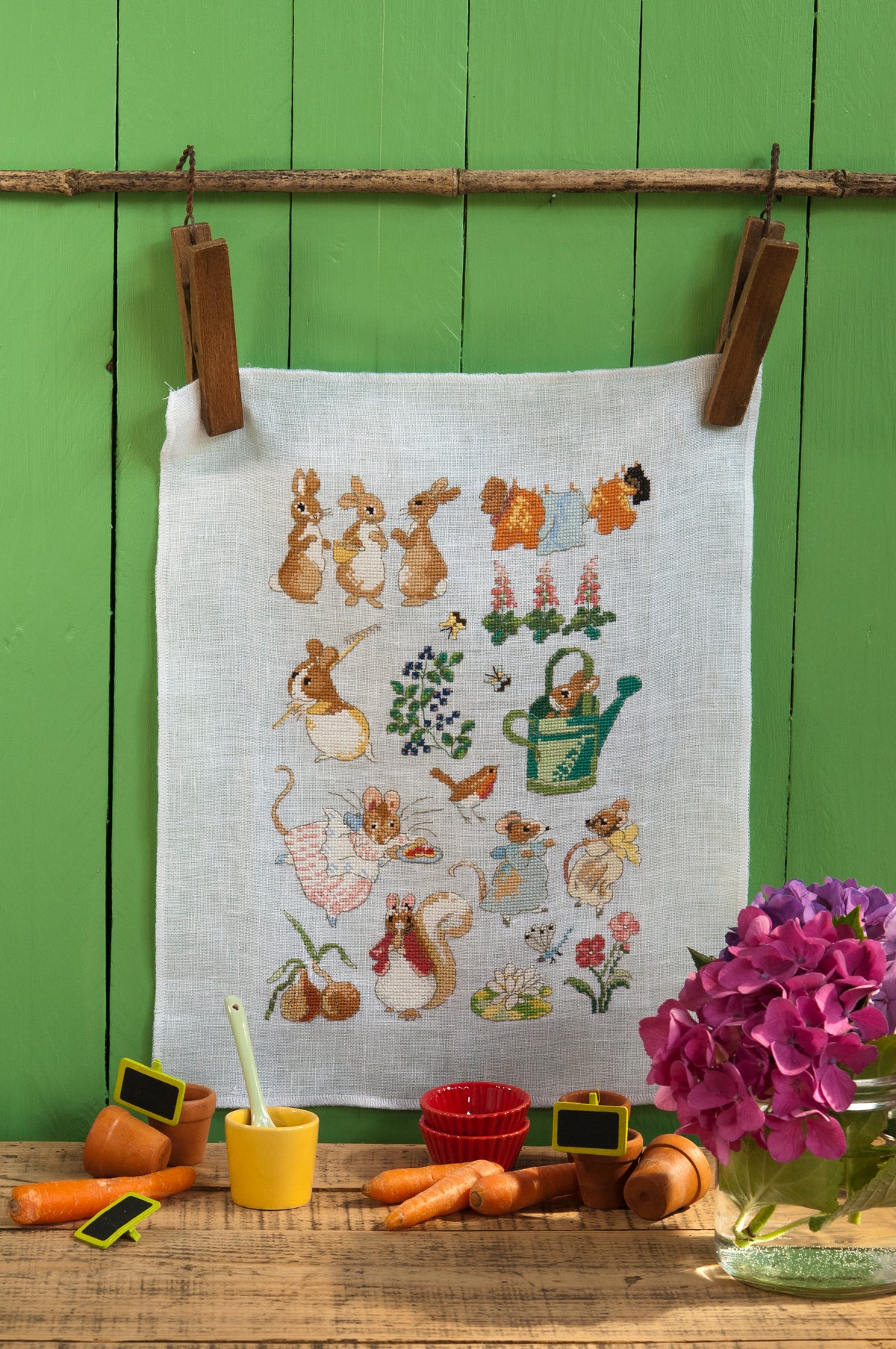 Mook point de croix : 20 motifs Pierrot-Lapin pour broder le trousseau de bébé — cape de bain, bavoirs, jouets — avec tissus Liberty et charme désuet.