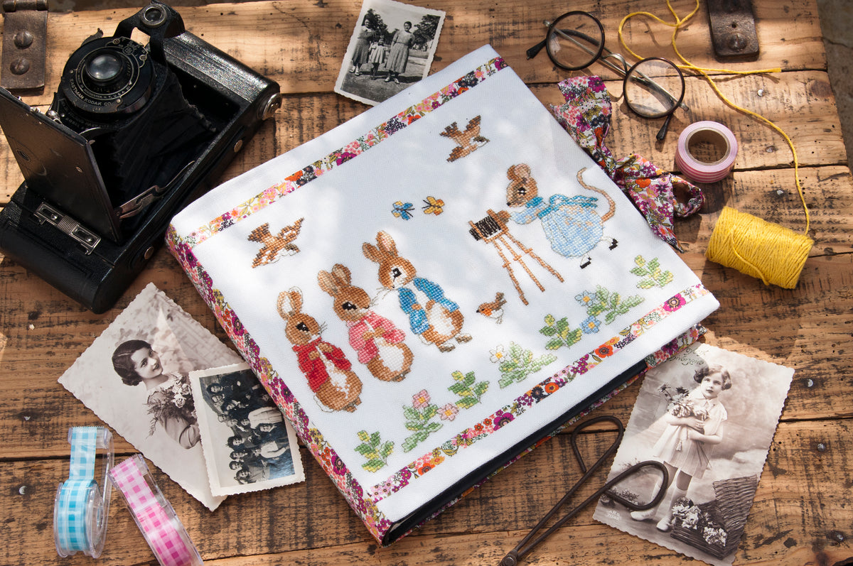 Mook point de croix : 20 motifs Pierrot-Lapin pour broder le trousseau de bébé — cape de bain, bavoirs, jouets — avec tissus Liberty et charme désuet.