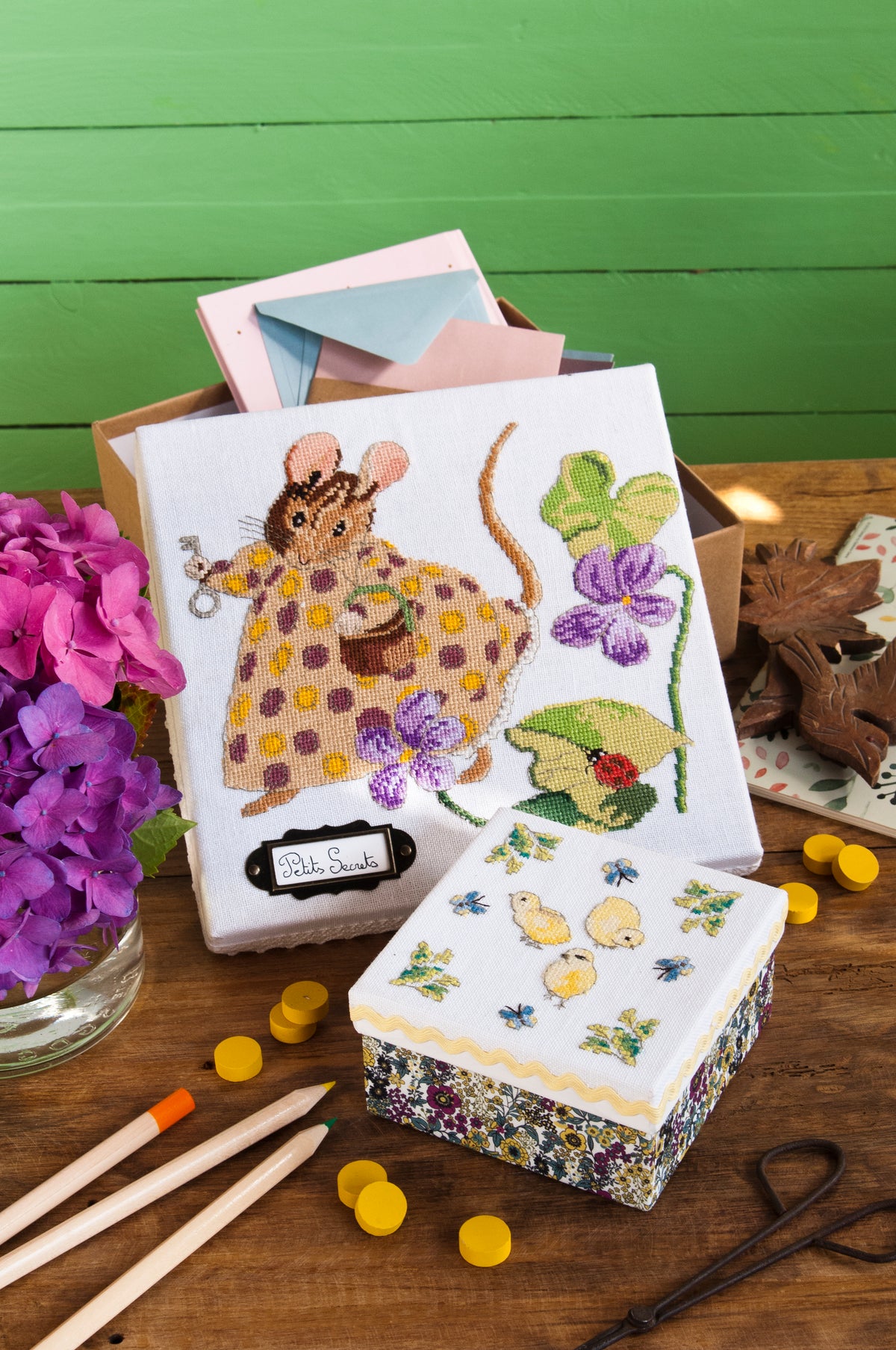 Mook point de croix : 20 motifs Pierrot-Lapin pour broder le trousseau de bébé — cape de bain, bavoirs, jouets — avec tissus Liberty et charme désuet.