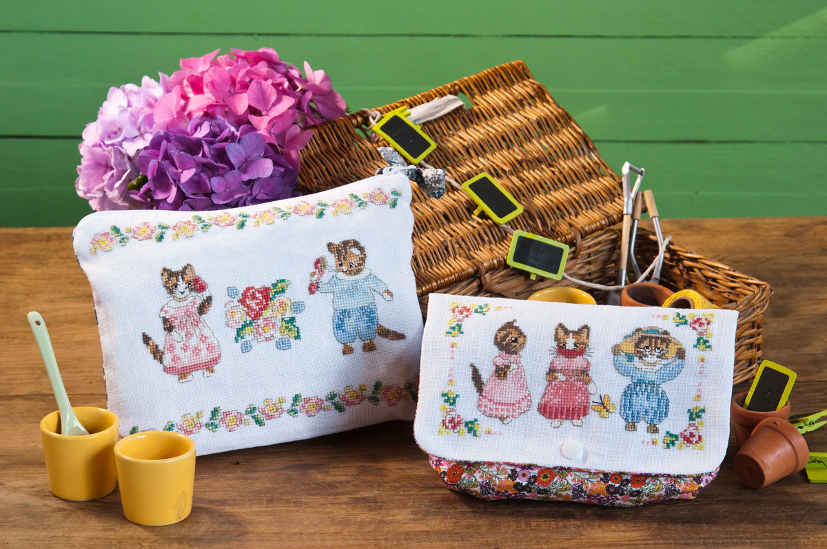 Mook point de croix : 20 motifs Pierrot-Lapin pour broder le trousseau de bébé — cape de bain, bavoirs, jouets — avec tissus Liberty et charme désuet.