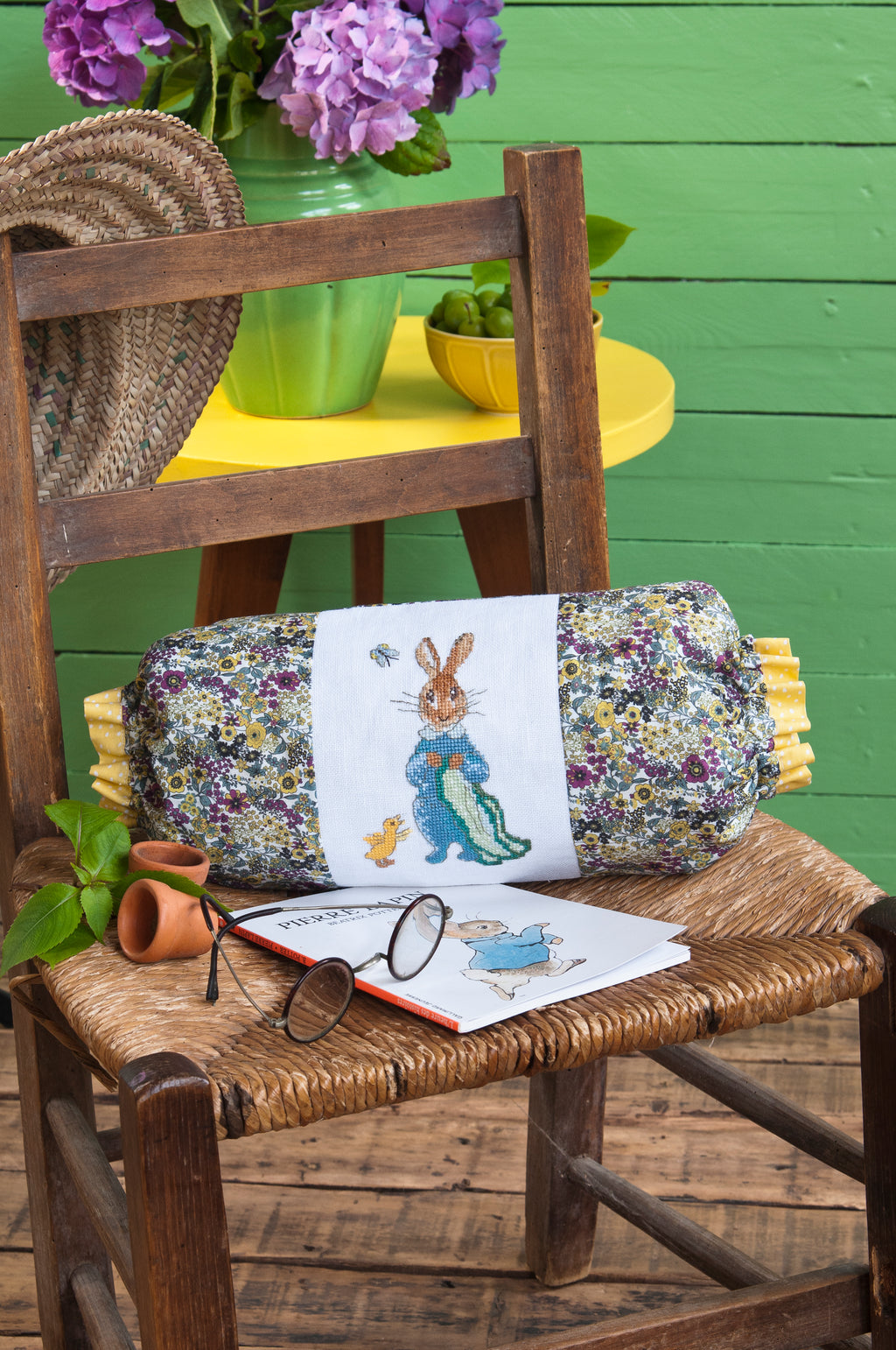 Mook point de croix : 20 motifs Pierrot-Lapin pour broder le trousseau de bébé — cape de bain, bavoirs, jouets — avec tissus Liberty et charme désuet.