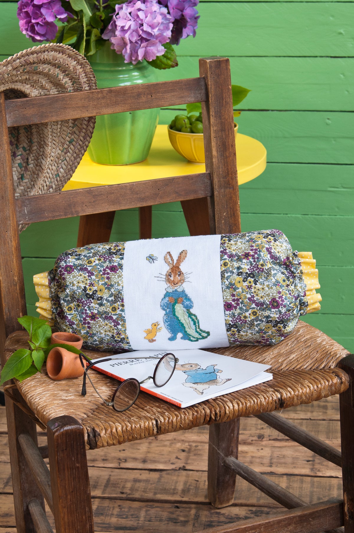 Mook point de croix : 20 motifs Pierrot-Lapin pour broder le trousseau de bébé — cape de bain, bavoirs, jouets — avec tissus Liberty et charme désuet.