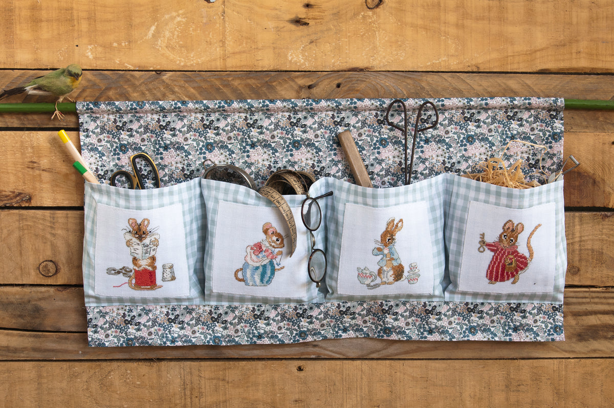 Mook point de croix : 20 motifs Pierrot-Lapin pour broder le trousseau de bébé — cape de bain, bavoirs, jouets — avec tissus Liberty et charme désuet.