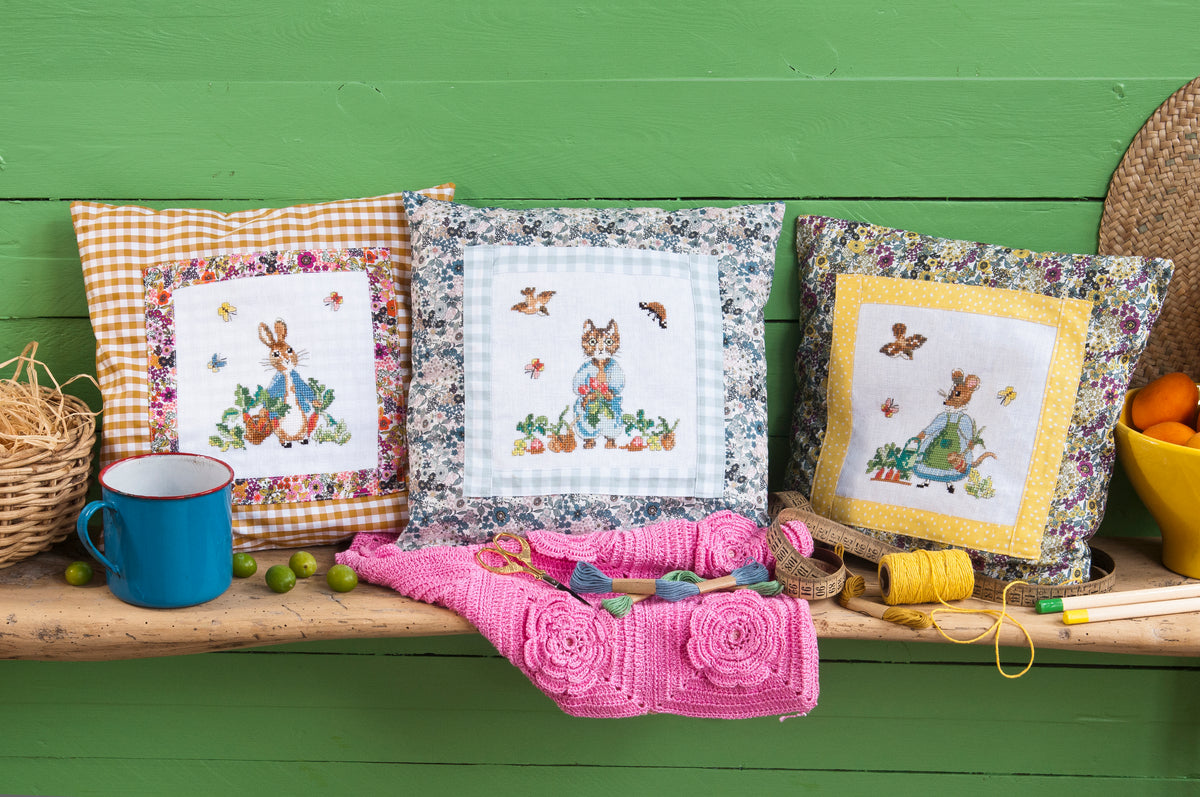 Mook point de croix : 20 motifs Pierrot-Lapin pour broder le trousseau de bébé — cape de bain, bavoirs, jouets — avec tissus Liberty et charme désuet.