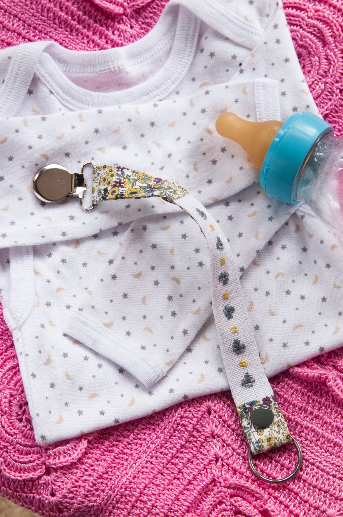 Mook point de croix : 20 motifs Pierrot-Lapin pour broder le trousseau de bébé — cape de bain, bavoirs, jouets — avec tissus Liberty et charme désuet.